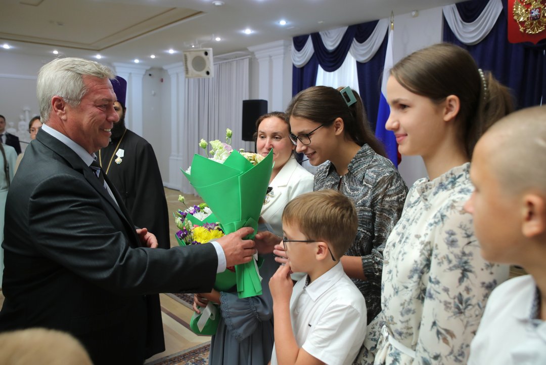 Василий Голубев вручил семье Красновых орден «Родительская слава»