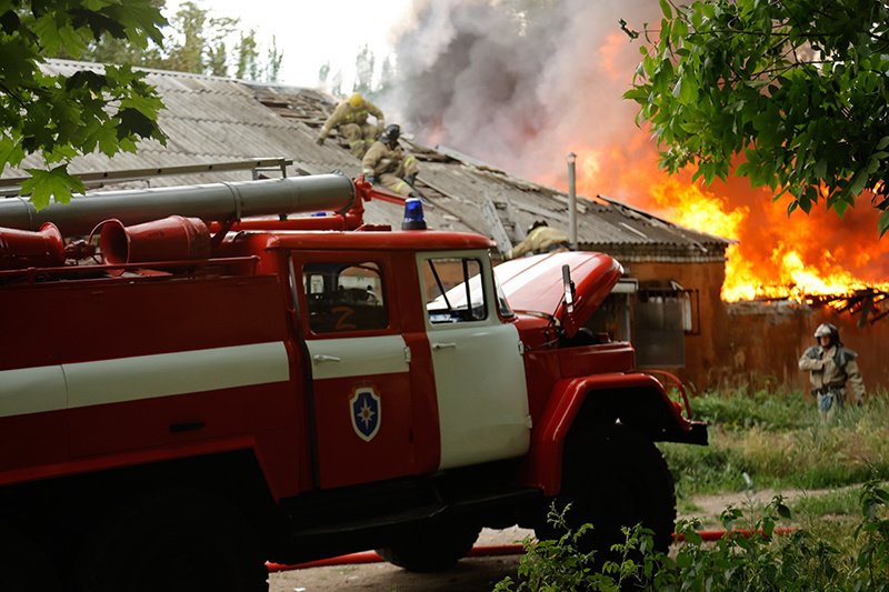 Пожар на территории частного домовладения в Зерноградском районе